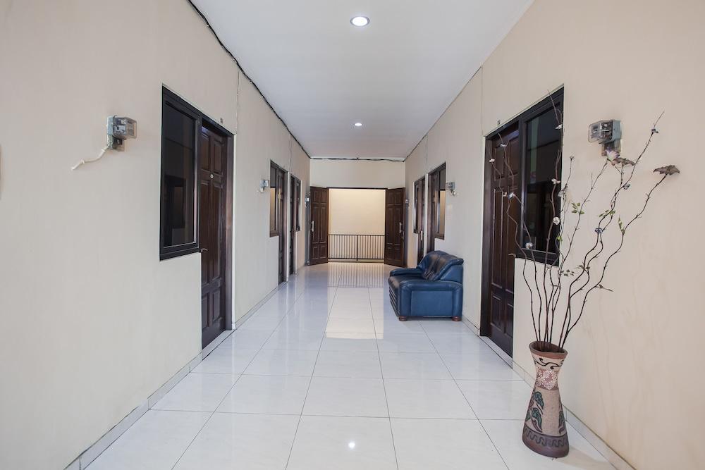 Reddoorz At Graha 99 Simomulyo Hotel Surabaya Kültér fotó