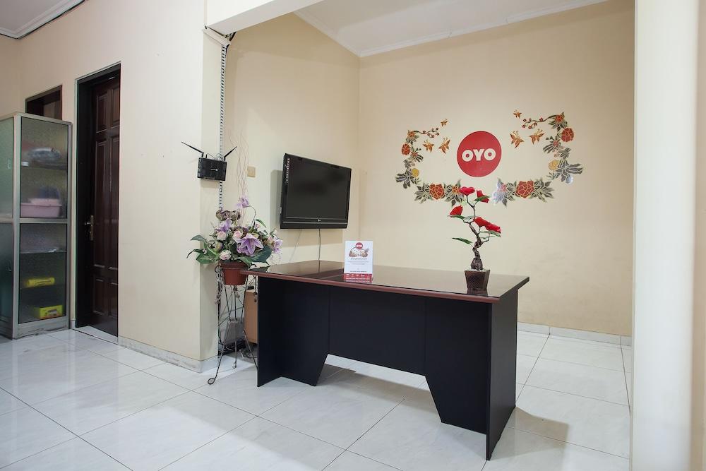 Reddoorz At Graha 99 Simomulyo Hotel Surabaya Kültér fotó
