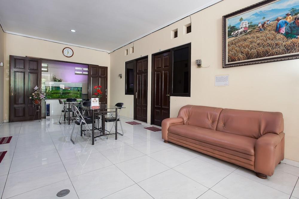 Reddoorz At Graha 99 Simomulyo Hotel Surabaya Kültér fotó