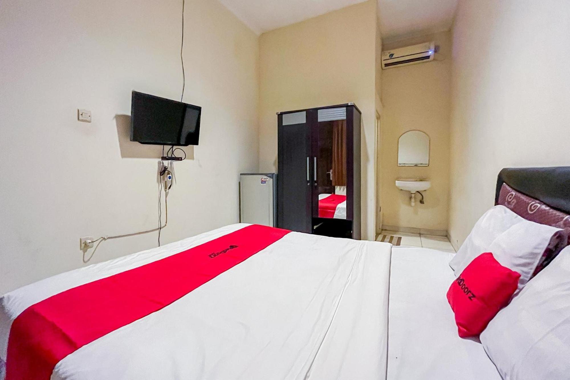 Reddoorz At Graha 99 Simomulyo Hotel Surabaya Kültér fotó