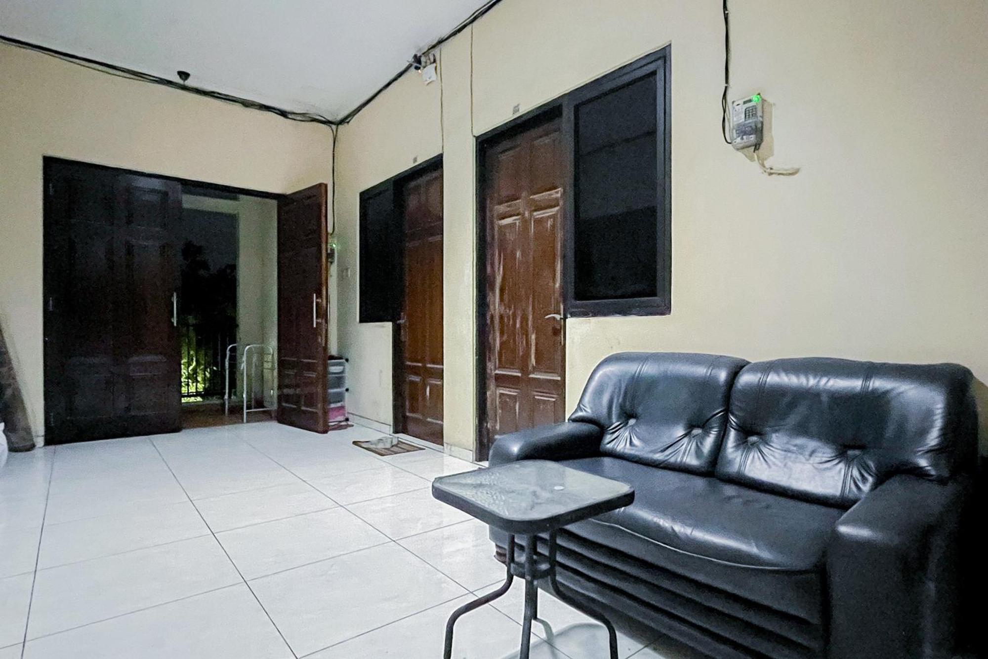 Reddoorz At Graha 99 Simomulyo Hotel Surabaya Kültér fotó