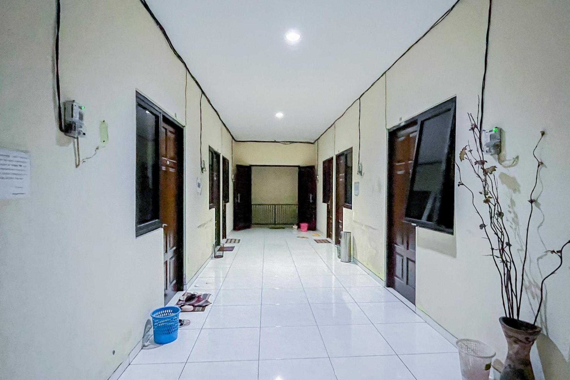 Reddoorz At Graha 99 Simomulyo Hotel Surabaya Kültér fotó