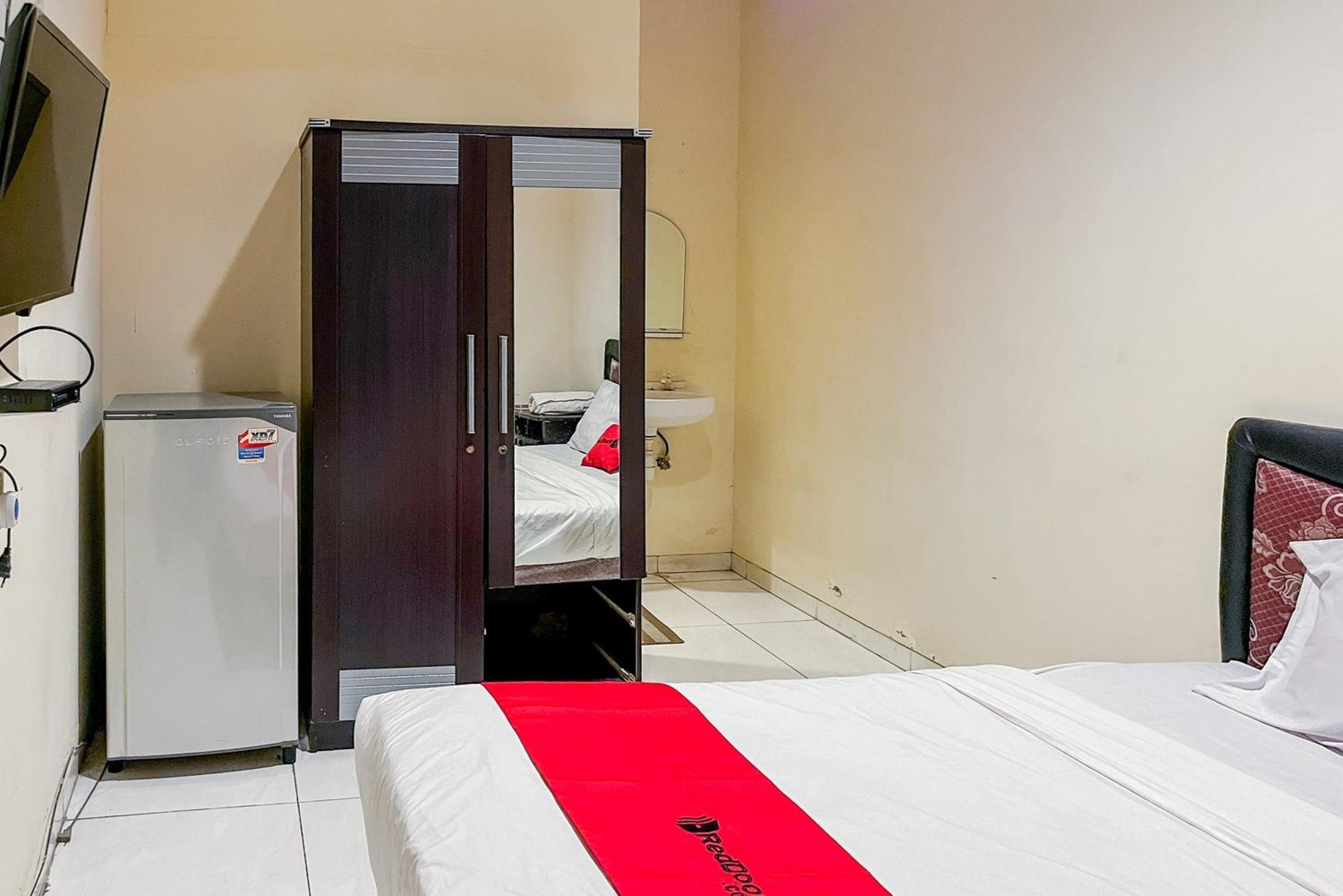 Reddoorz At Graha 99 Simomulyo Hotel Surabaya Kültér fotó
