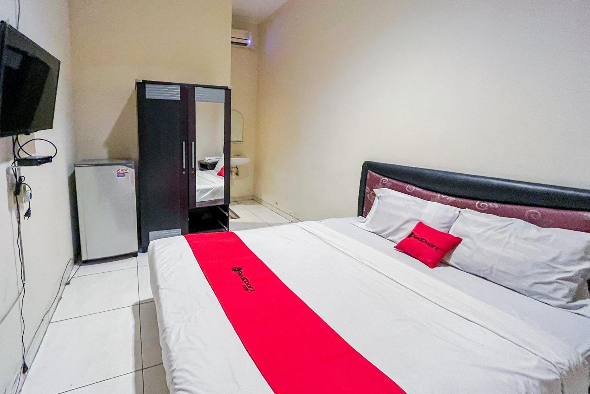 Reddoorz At Graha 99 Simomulyo Hotel Surabaya Kültér fotó