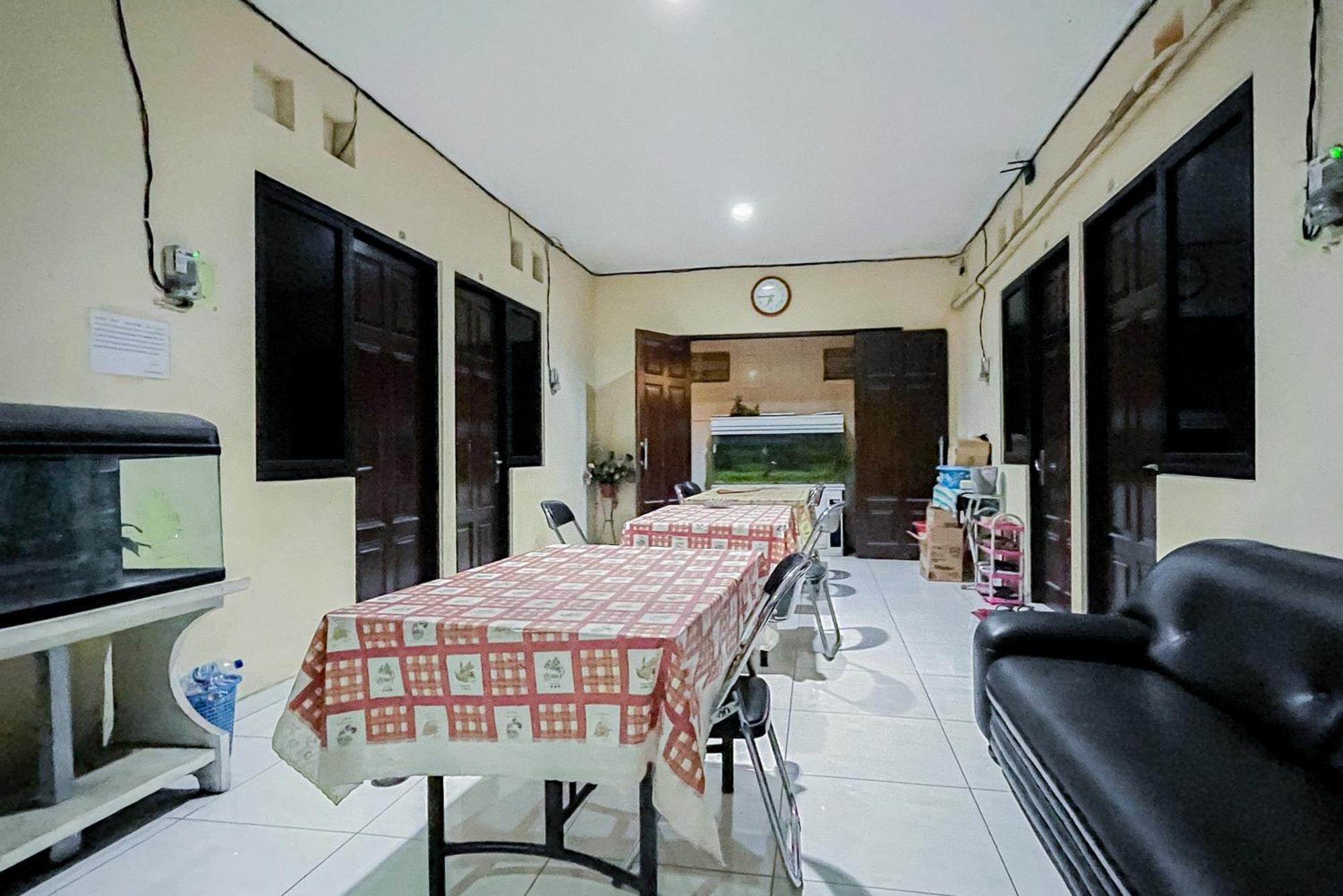 Reddoorz At Graha 99 Simomulyo Hotel Surabaya Kültér fotó
