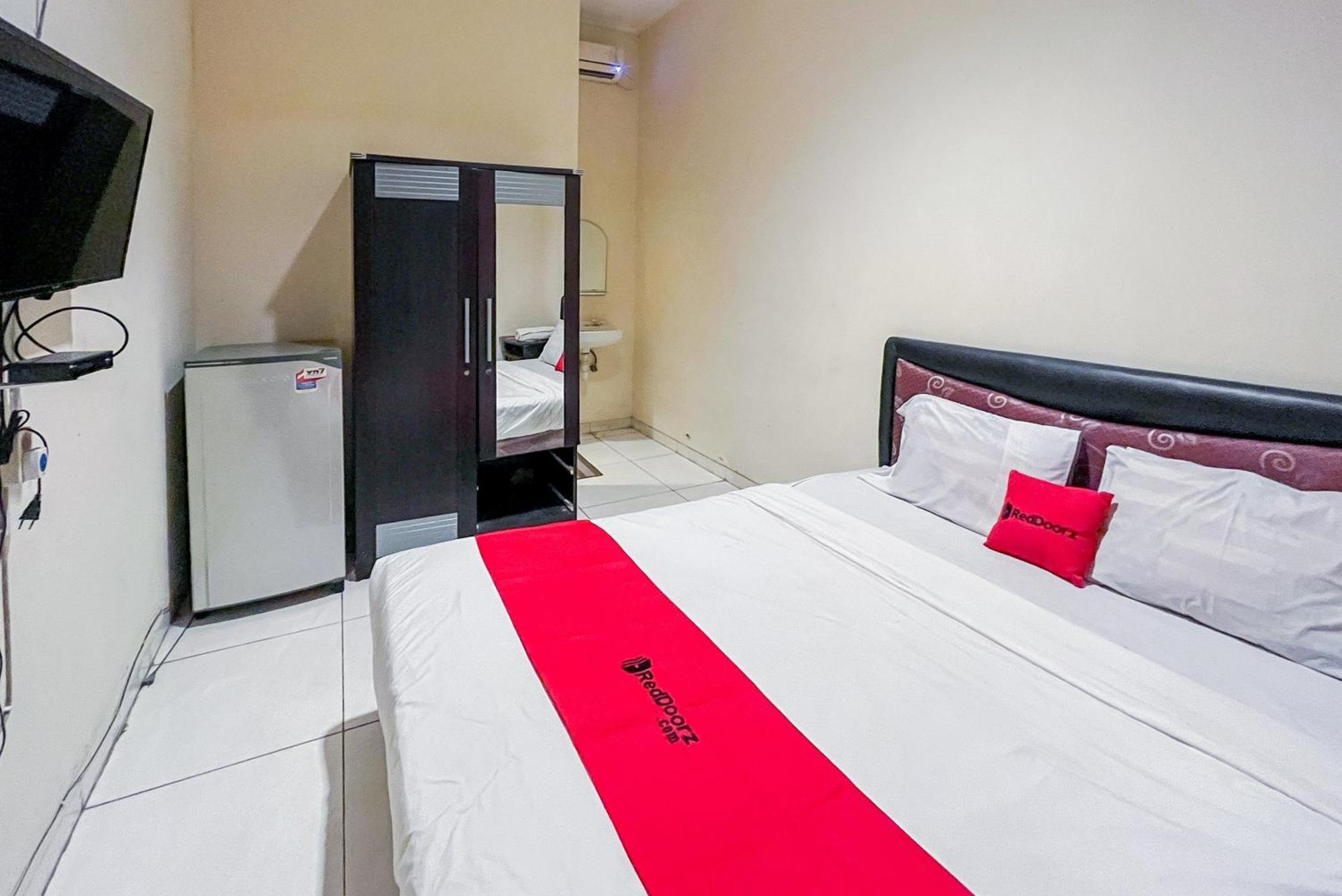 Reddoorz At Graha 99 Simomulyo Hotel Surabaya Kültér fotó