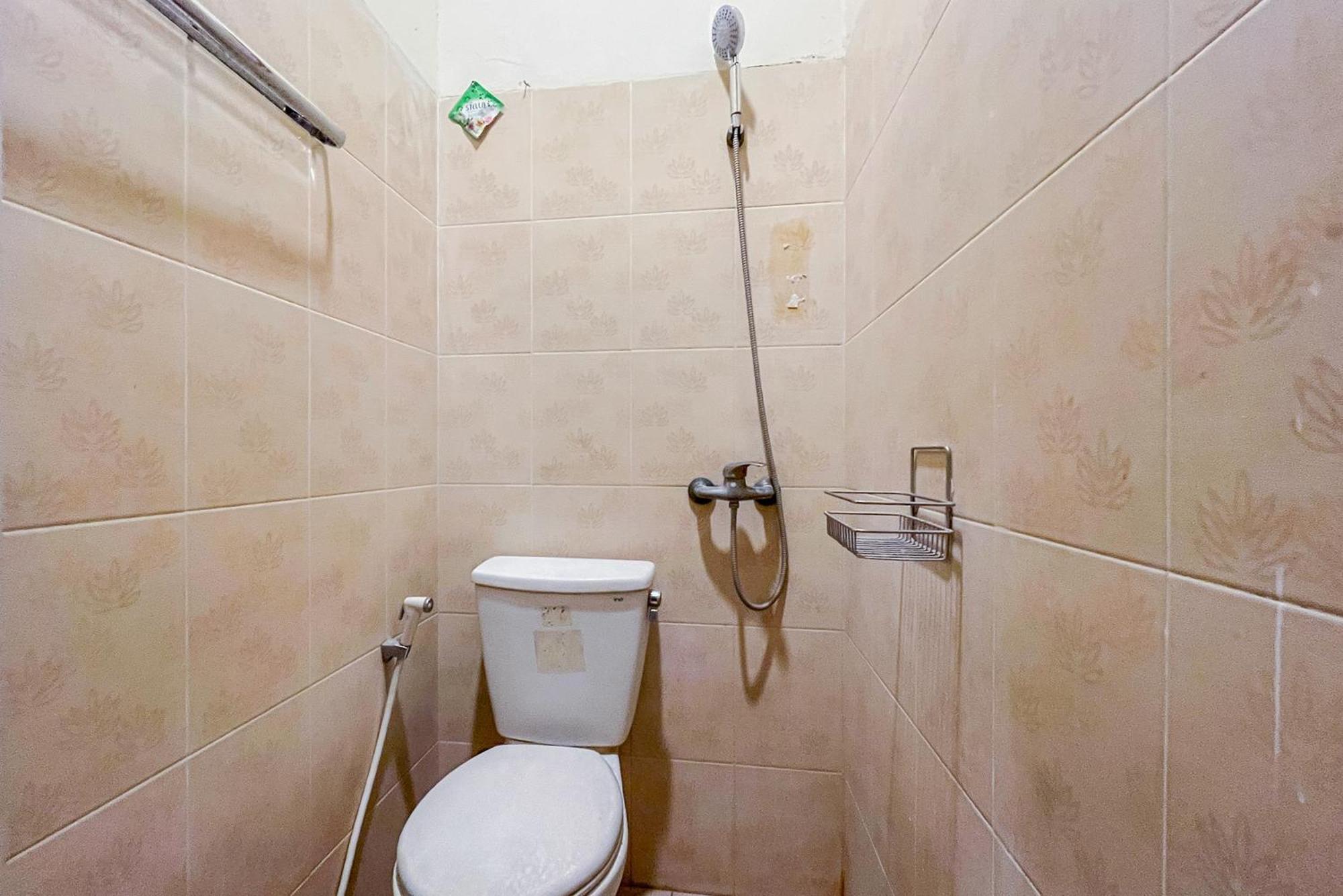 Reddoorz At Graha 99 Simomulyo Hotel Surabaya Kültér fotó