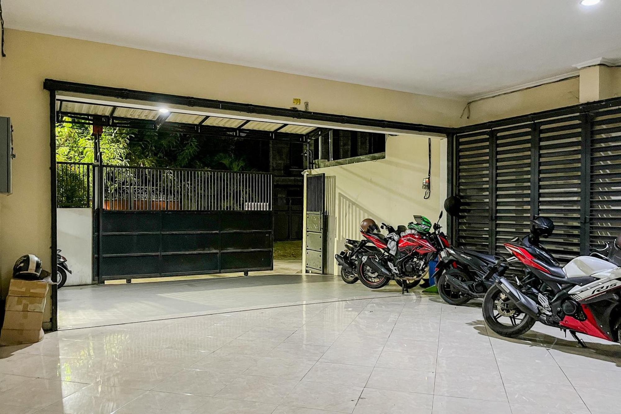 Reddoorz At Graha 99 Simomulyo Hotel Surabaya Kültér fotó