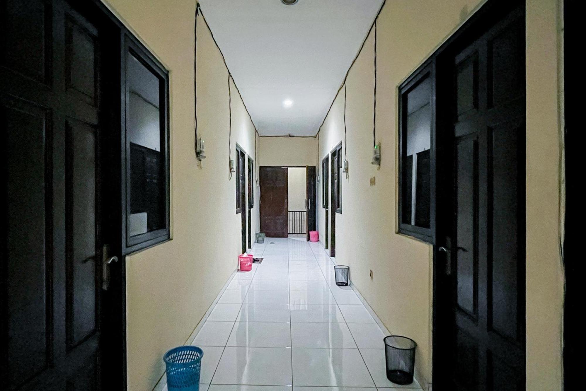 Reddoorz At Graha 99 Simomulyo Hotel Surabaya Kültér fotó